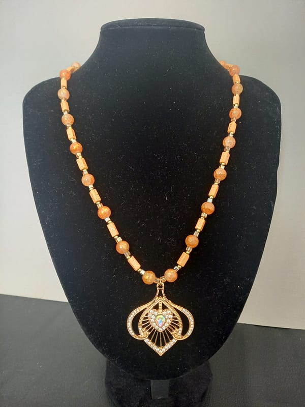 20250117_111711 Collier en perles orange avec pendentif doré à strass