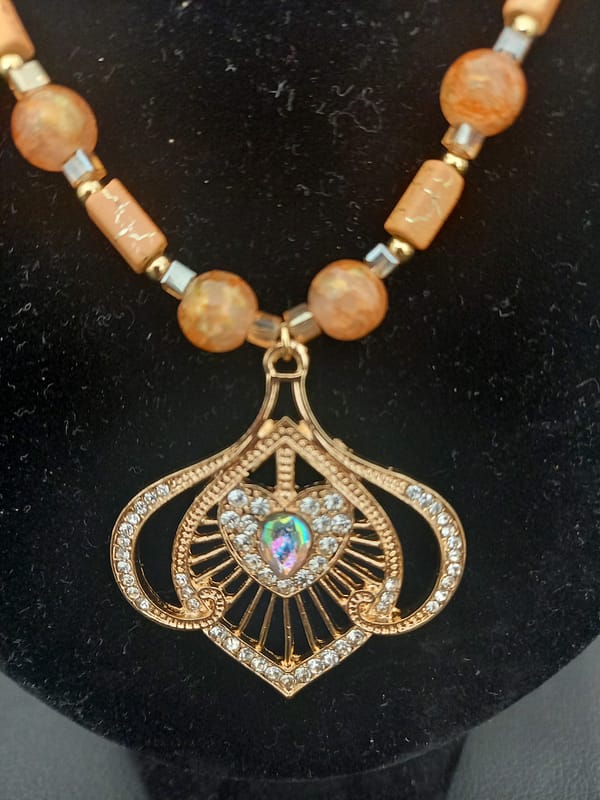 20250117_111719 Collier en perles orange avec pendentif doré à strass