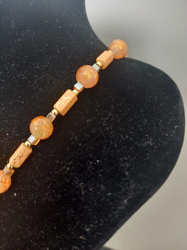 20250117_111829 Collier en perles orange avec pendentif doré à strass