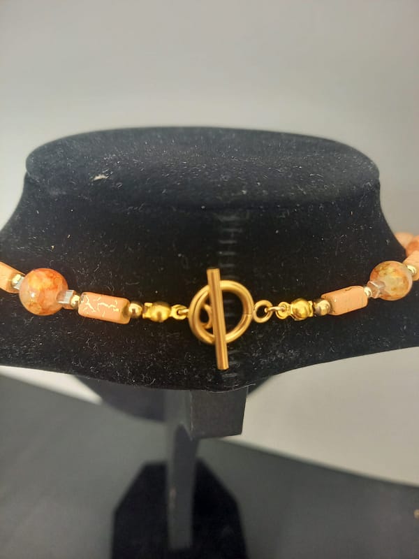20250117_111908 Collier en perles orange avec pendentif doré à strass