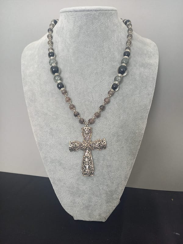 20250117_112557 Collier avec perles de verre grises et noires et pendentif croix ciselé