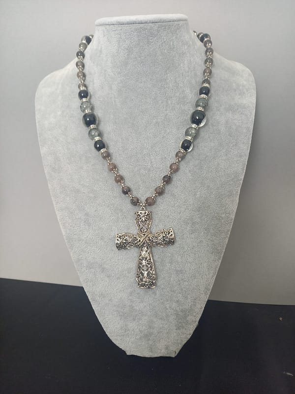 20250117_112603 Collier avec perles de verre grises et noires et pendentif croix ciselé