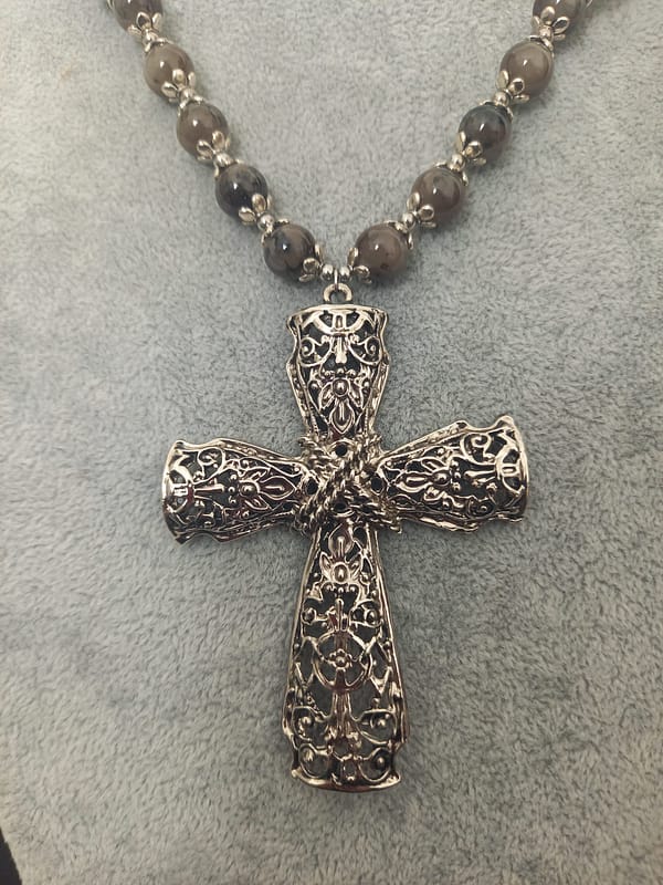 20250117_112636 Collier avec perles de verre grises et noires et pendentif croix ciselé
