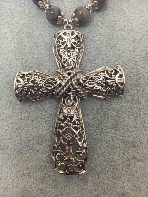 20250117_112646 Collier avec perles de verre grises et noires et pendentif croix ciselé