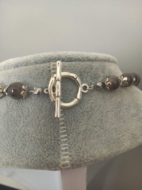 20250117_112808 Collier avec perles de verre grises et noires et pendentif croix ciselé