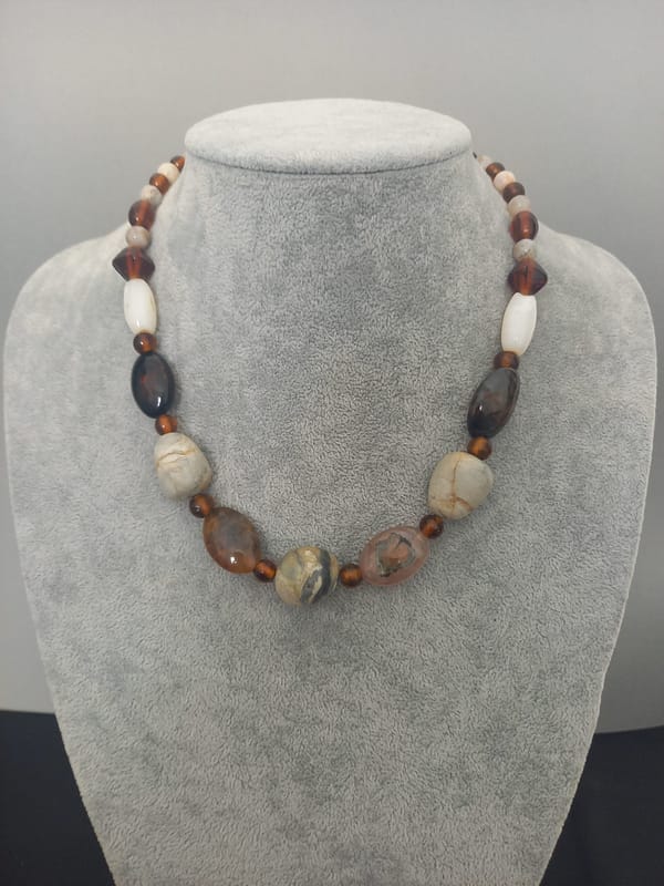 20250117_113311 Collier en pierres naturelles, agate et verre dans les tons marrons