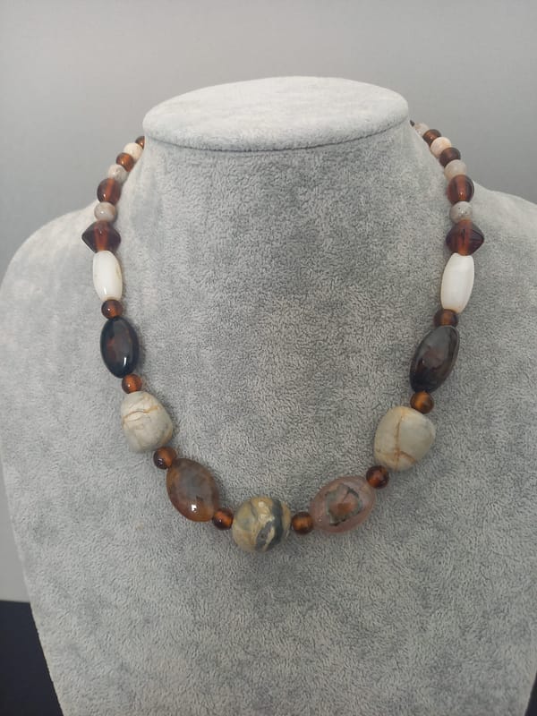 20250117_113317 Collier en pierres naturelles, agate et verre dans les tons marrons