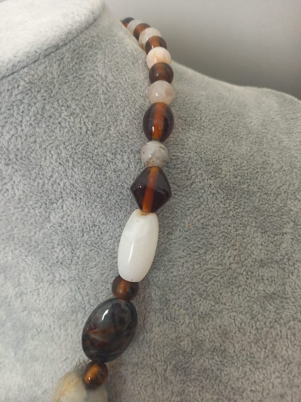 20250117_113326 Collier en pierres naturelles, agate et verre dans les tons marrons