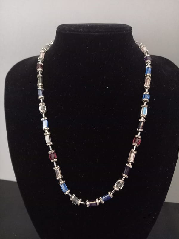 20250121_120632 Collier raffiné en cristal multicolore, perles rectangulaires et carrées bleu, blanc et violet, entourées de strass, avec séparateurs en acier inoxydable.