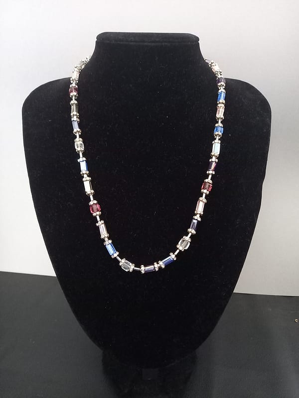 20250121_120640 Collier raffiné en cristal multicolore, perles rectangulaires et carrées bleu, blanc et violet, entourées de strass, avec séparateurs en acier inoxydable.