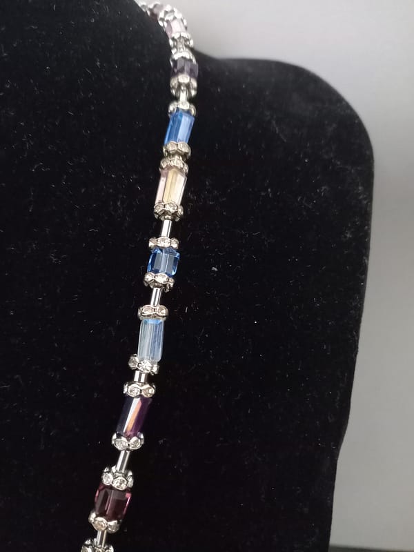 20250121_120652 Collier raffiné en cristal multicolore, perles rectangulaires et carrées bleu, blanc et violet, entourées de strass, avec séparateurs en acier inoxydable.