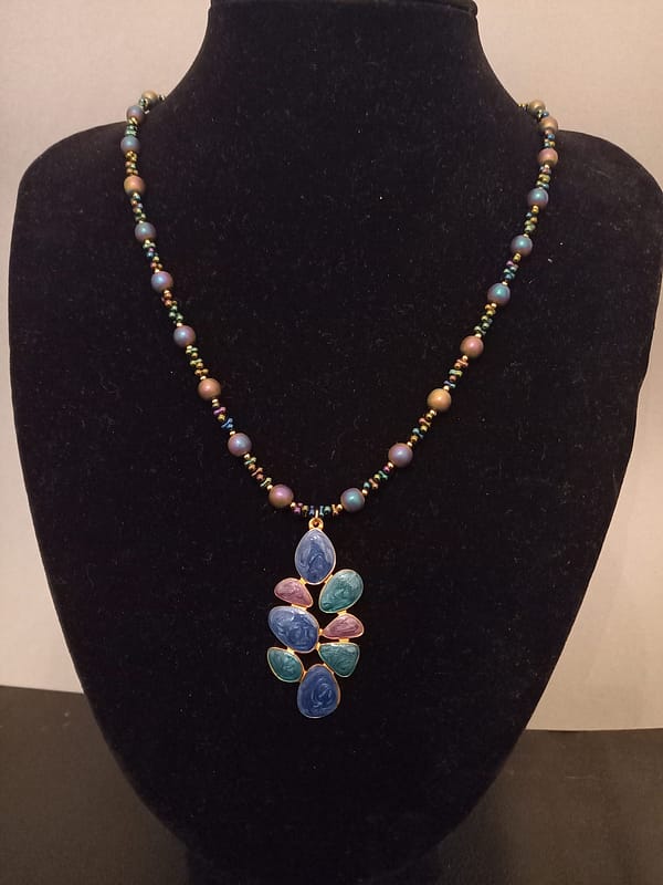 Collier en perles électrolyse bleu-violet avec pendentif assorti