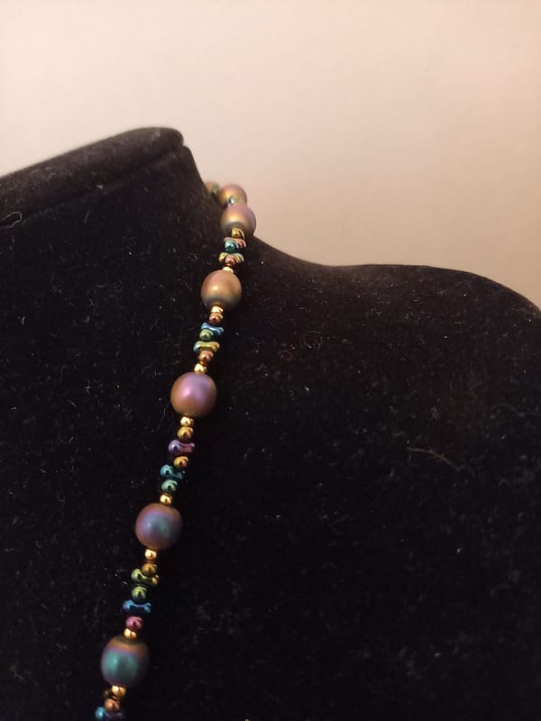 20250122_160410 Parure élégante en perles électrolyse bleu-violet : collier avec pendentif assorti et bracelet.
