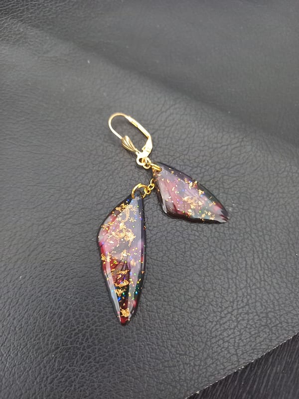 20250127_120930 Boucles d'oreilles doubles ailes de libellule multicolores en résine avec paillettes dorées.