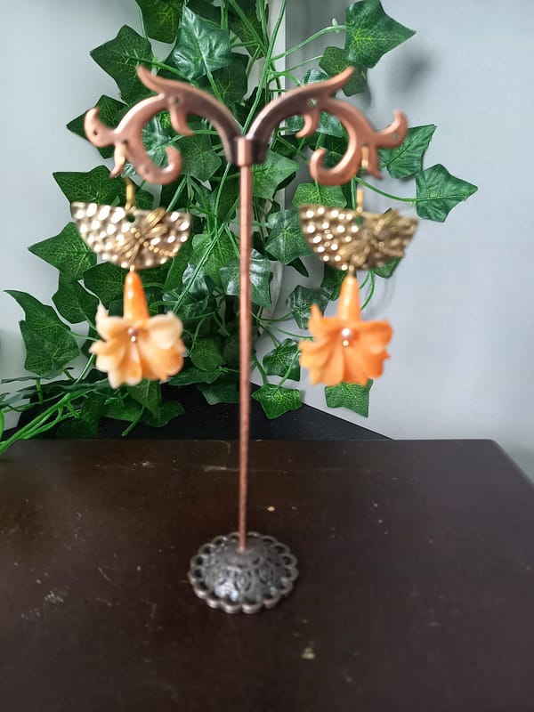 Boucles d’oreilles avec fleur de corail orange suspendue, demi-cercle doré martelé et libellule.