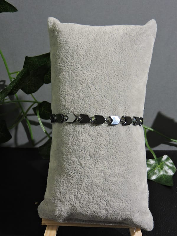 Bracelet élastique en perles d'hématite en forme de flèche