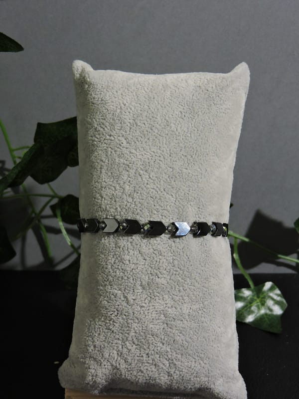 Bracelet élastique en perles d'hématite en forme de flèche