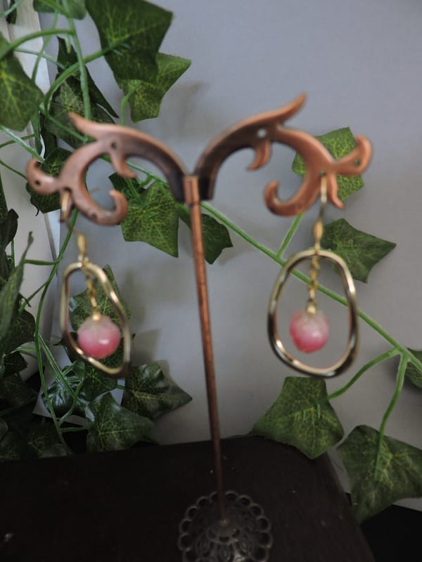 DSCN1414 Boucles d’oreilles dorées avec un bouton de fleur rose suspendu.