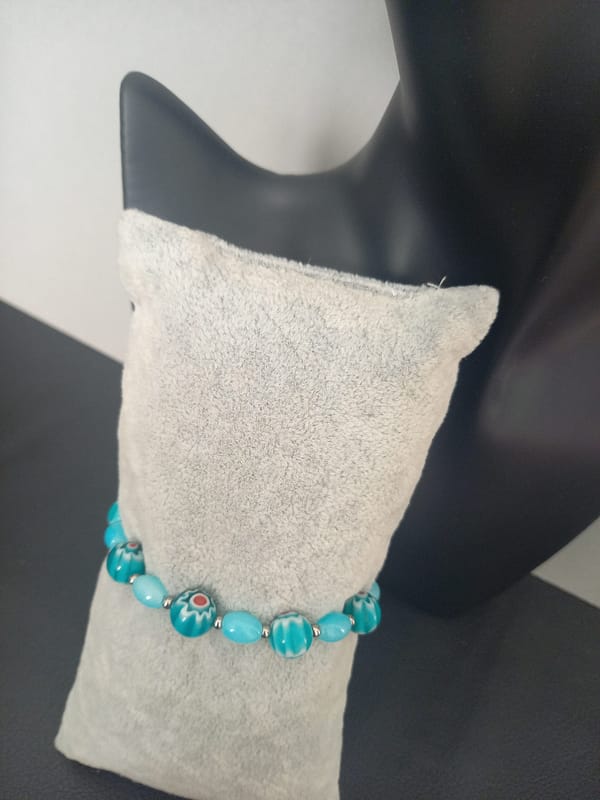 Bracelet en perles ovales turquoise et perles Millefiori artisanales.