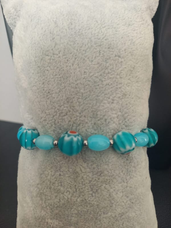 Bracelet en perles ovales turquoise et perles Millefiori artisanales.