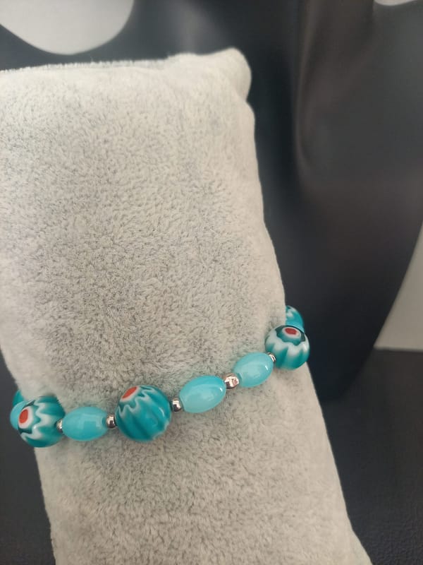 Bracelet en perles ovales turquoise et perles Millefiori artisanales.