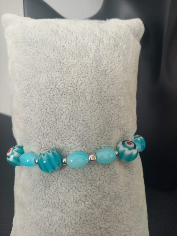 20250117_144436 Bracelet en perles ovales turquoise et perles Millefiori artisanales.