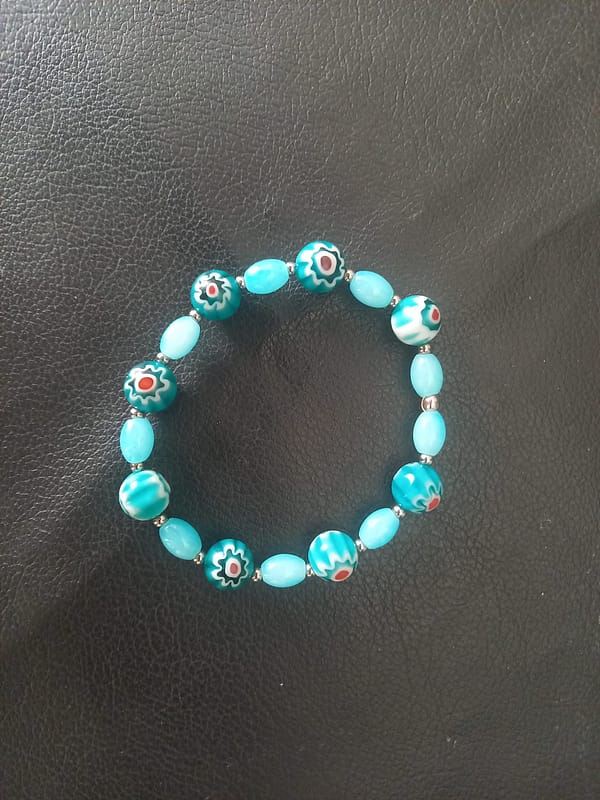 20250117_161310 Bracelet en perles ovales turquoise et perles Millefiori artisanales.