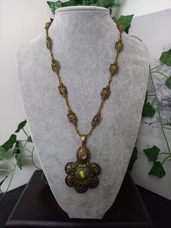 Collier rétro en perles vert kaki et bronze tibétain, orné d’un pendentif en assorti.