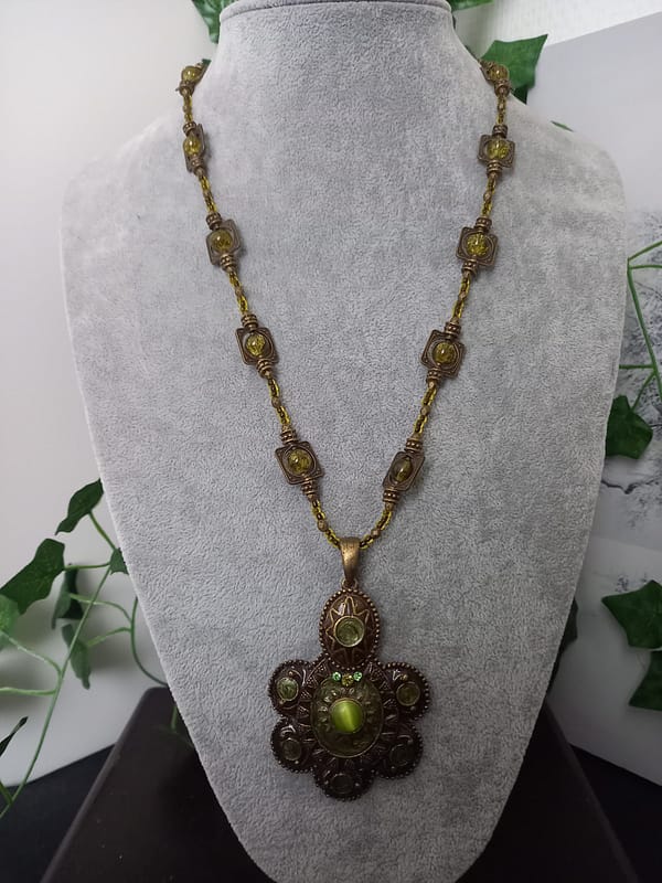 Collier rétro en perles vert kaki et bronze tibétain, orné d’un pendentif en assorti.