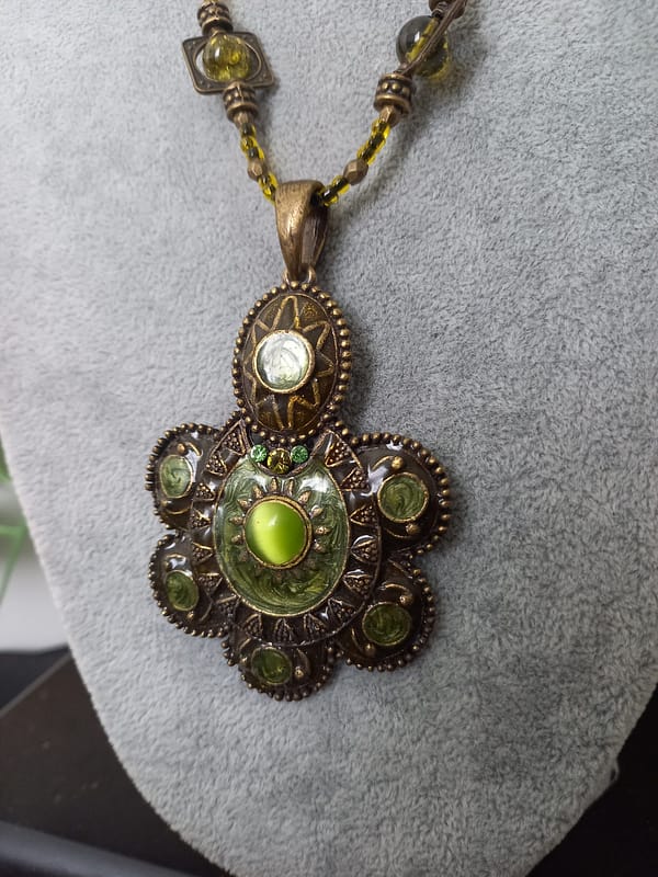 Collier rétro en perles vert kaki et bronze tibétain, orné d’un pendentif en assorti.