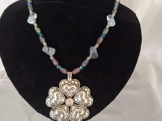 collier trèfle a 5 feuilles argenté et perles de cristal