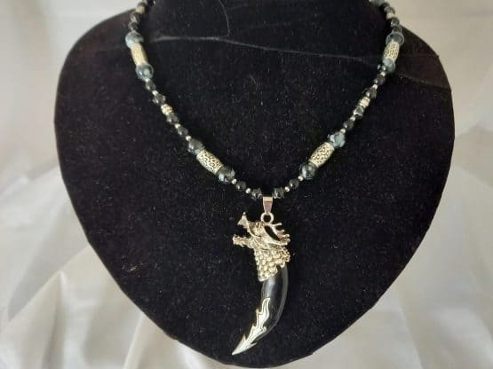 collier griffe de dragon noir avec tête et pointe argenté perles hématite et tibétaine