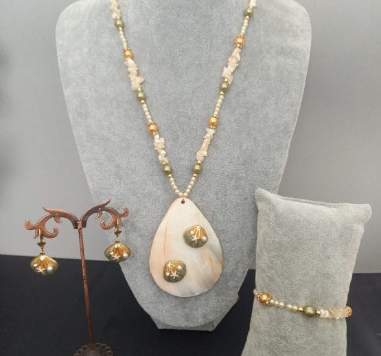 Parure Élégance Naturelle – Collier, Bracelet et Boucles d’Oreilles en Nacre et Coquillage